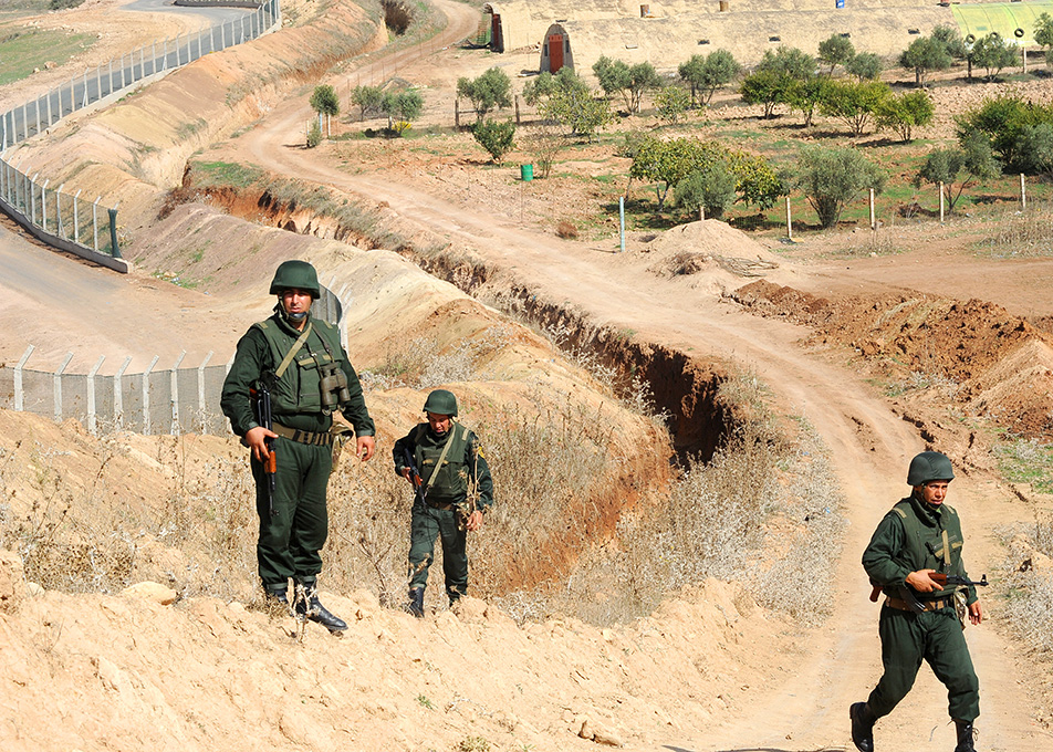 الجيش الجزائري يعزز وجوده على الحدود المغربية بشكل غير مسبوق