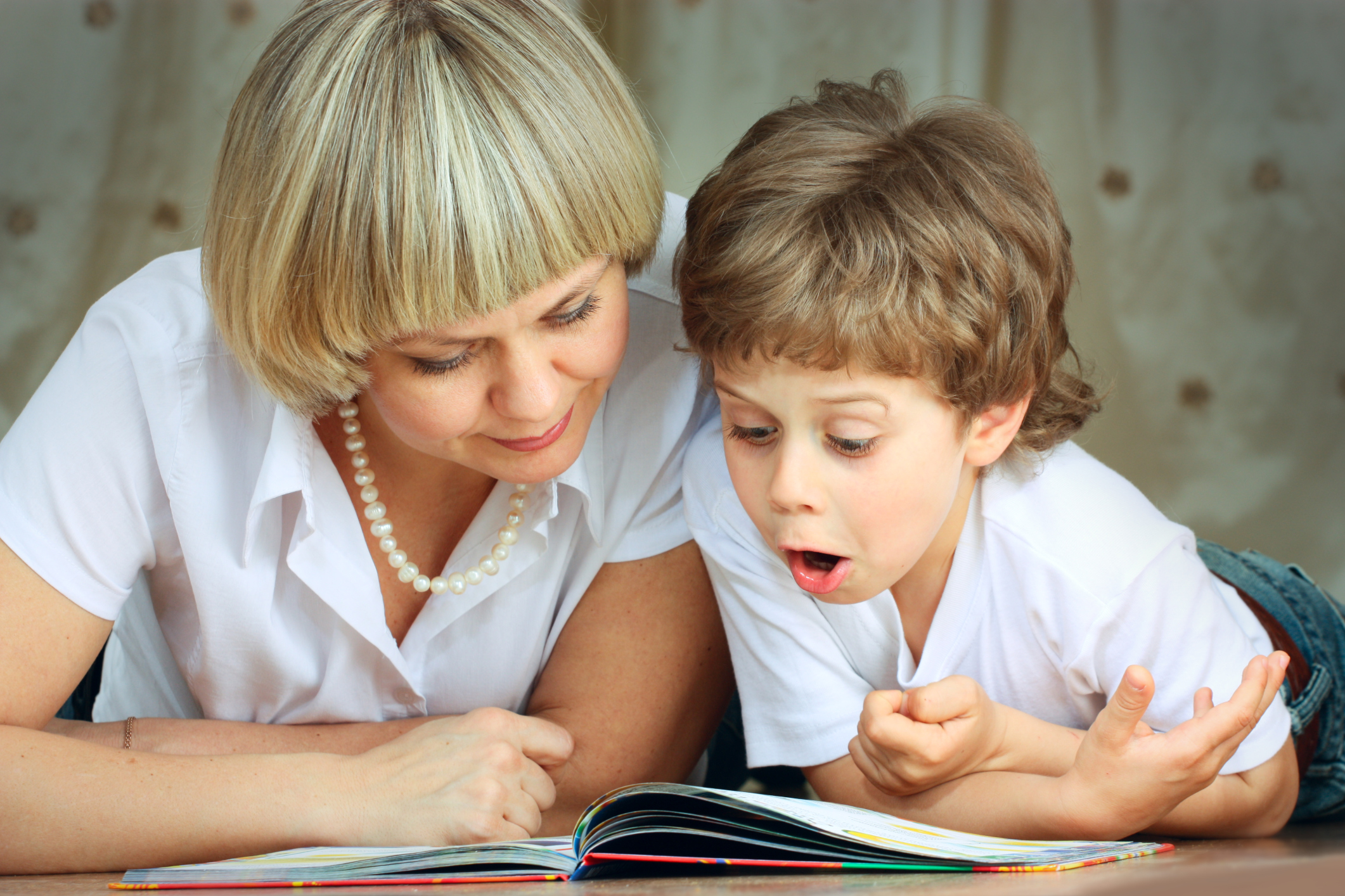 Мама заставляет принимать 10. Родители и дети. Родители дошкольников. Чтение детей и взрослых. Родители и школьники.
