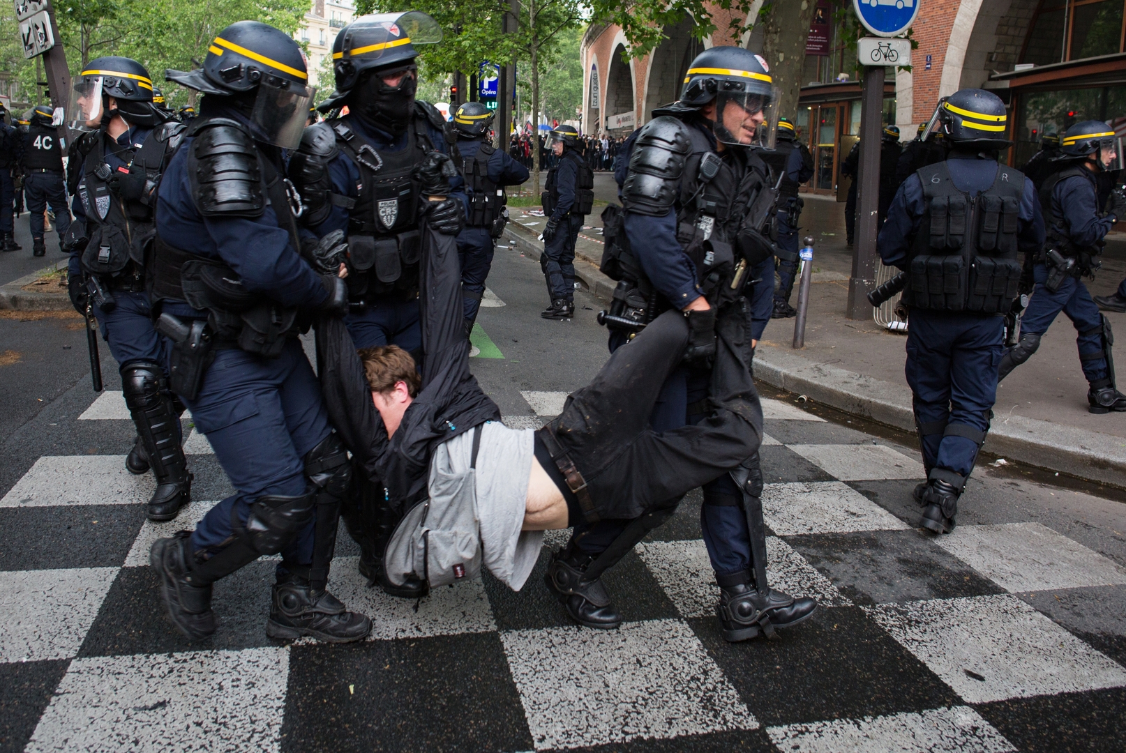 “أمنستي” تدين سجل فرنسا في ملف حقوق الإنسان والحريات