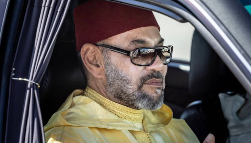 الملك محمد السادس يتفقد جرحى الزلزال في مستشفى بمراكش ويتبرع بالدم