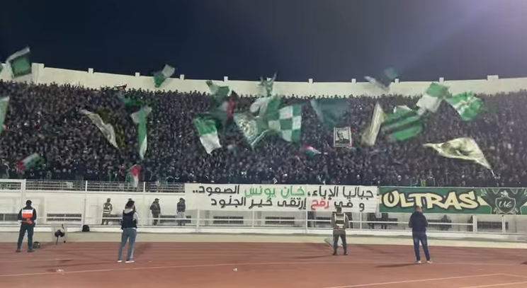 “جباليا الإباء خان يونس الصمود”.. جمهور نادي الرجاء يتضامن مع غزة