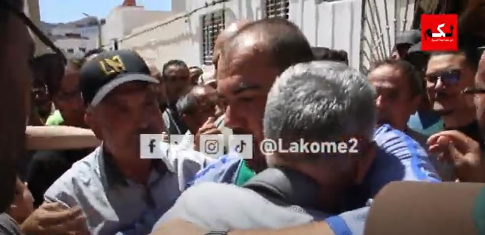 ناصر الزفزافي خارج السجن لأول مرة منذ 2017 لتشييع والده (فيديو)