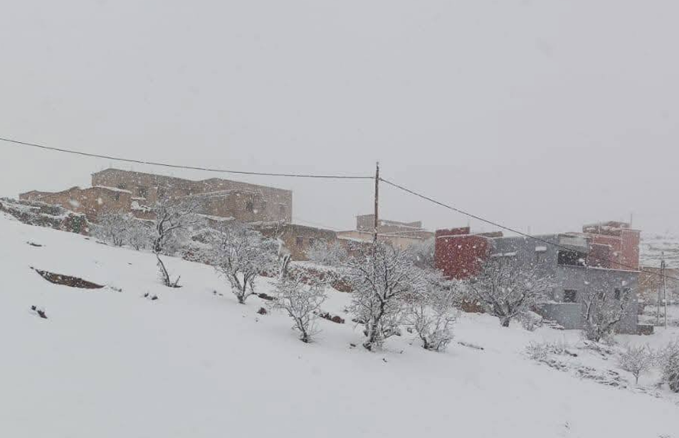 ثلوج كثيفة وأمطار قوية وموجة برد ورياح عاتية إلى غاية الثلاثاء في العديد من مناطق المغرب
