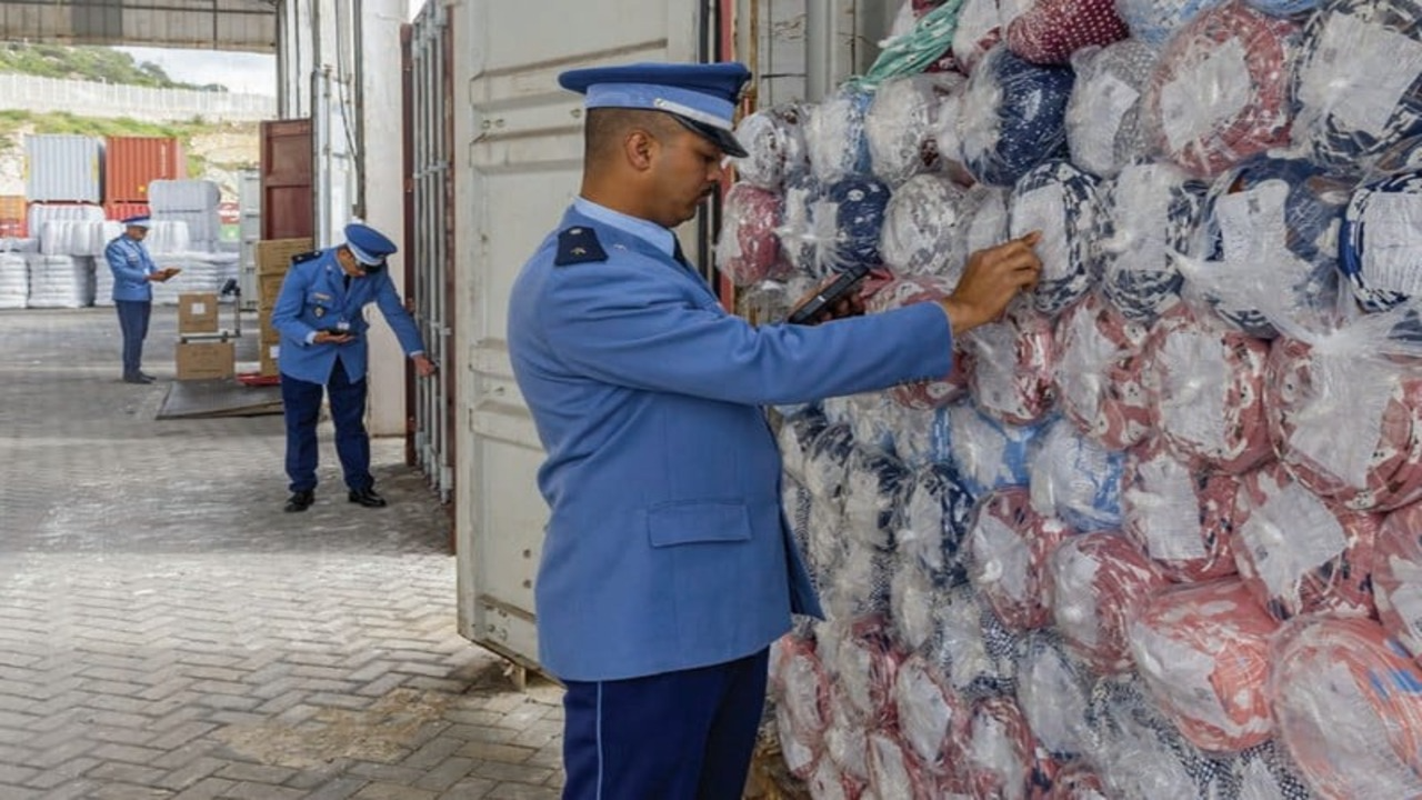الجمارك تحجز بضائع مهربة بقيمة 388 مليون درهم في 2025 بارتفاع تجاوز 36% الجمارك تحجز بضائع مهربة بقيمة 388 مليون درهم في 2025 بارتفاع تجاوز 36%