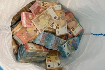 الجمارك تحجز 181 مليون درهم من العملات الأجنبية خلال 2025 الجمارك تحجز 181 مليون درهم من العملات الأجنبية خلال 2025