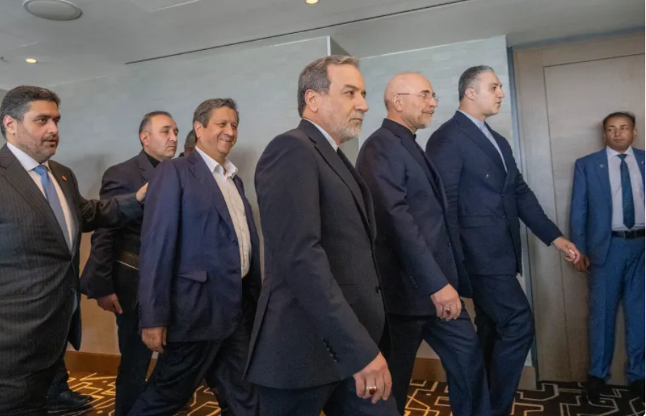 الوفد الإيراني يغادر جلسة التفاوض احتجاجاً على تهديدات ترامب بقصف إيران