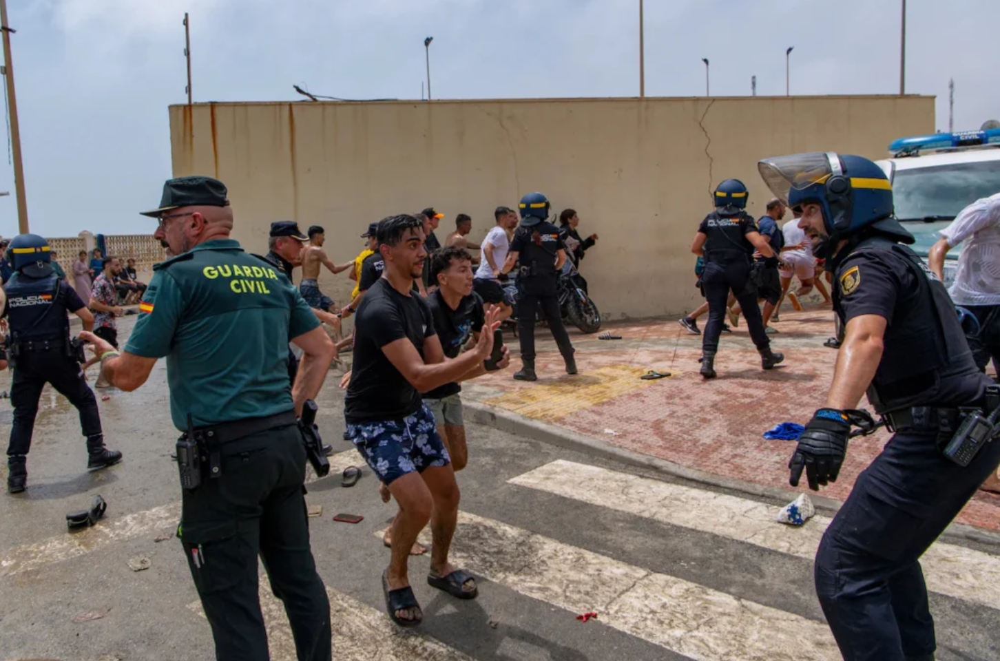 إسبانيا تغلق معبر بني أنصار الحدودي مع المغرب إثر محاولة عبور جماعية إسبانيا تغلق معبر بني أنصار الحدودي مع المغرب إثر محاولة عبور جماعية