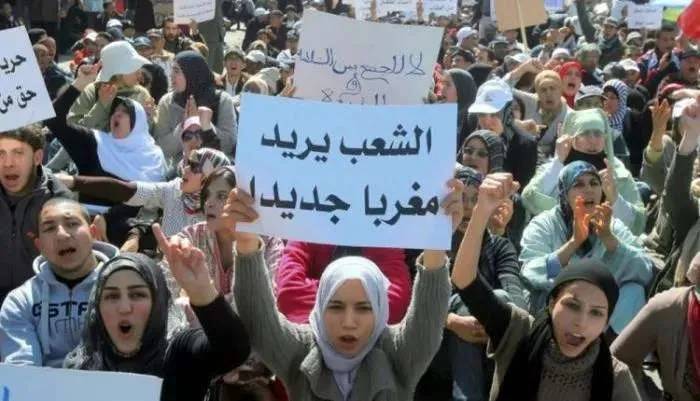كيف خنقت «الكلبية السياسية» حلم الانتقال الديمقراطي بالمغرب؟ كيف خنقت «الكلبية السياسية» حلم الانتقال الديمقراطي بالمغرب؟