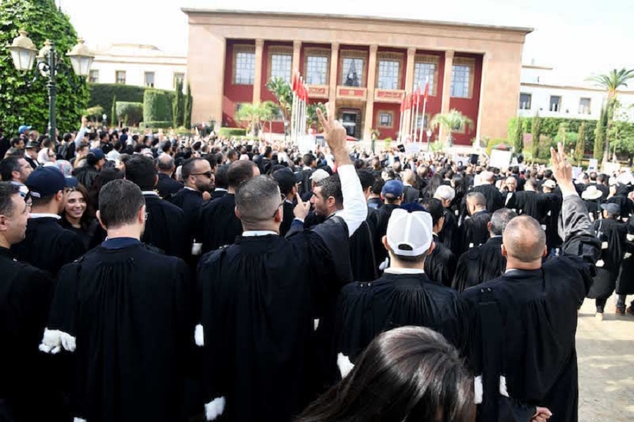 الأمر الملكي بتنفيذ القانون والتوازن المؤسساتي: الأمر الملكي بتنفيذ القانون والتوازن المؤسساتي: