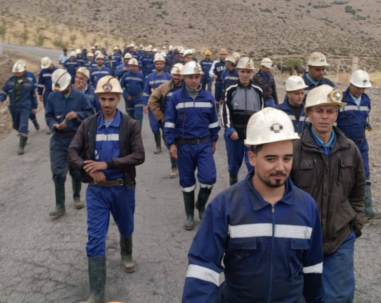 غضب وإضراب بمريرت.. فاجعة منجم “تويسيت” تخرج العمال للشارع ومطالب بالتحقيق غضب وإضراب بمريرت.. فاجعة منجم “تويسيت” تخرج العمال للشارع ومطالب بالتحقيق